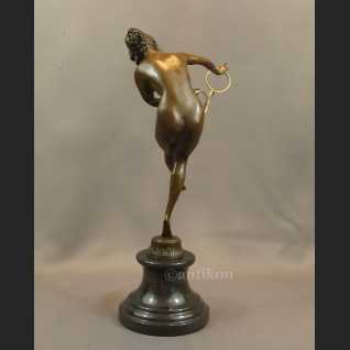 Rzeźba z brązu duża Tanceka z obręczami