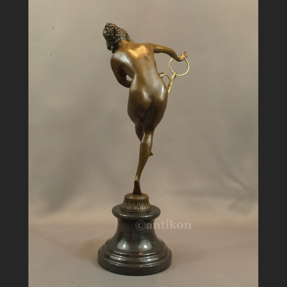 Rzeźba z brązu duża Tanceka z obręczami