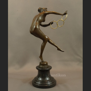 Rzeźba z brązu duża Tanceka z obręczami