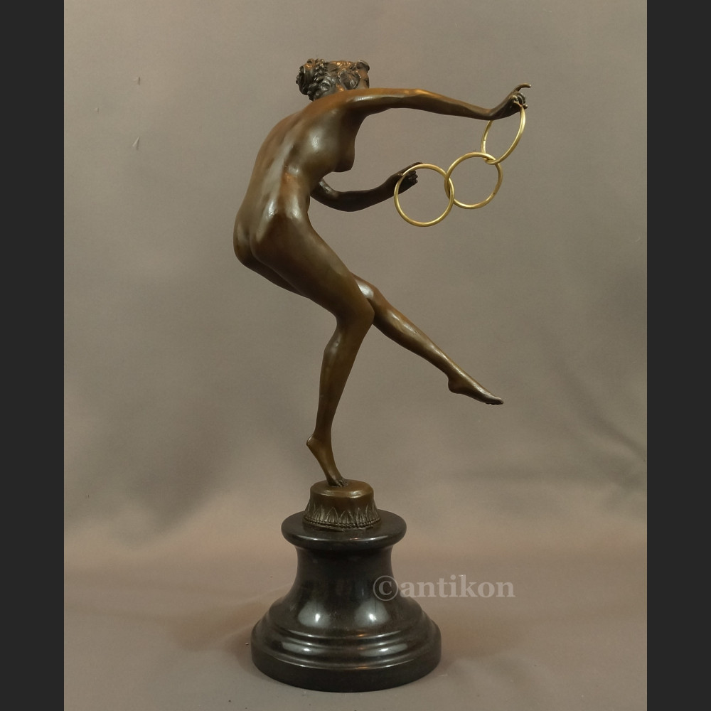 Rzeźba z brązu duża Tanceka z obręczami