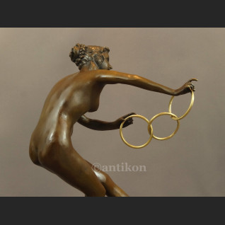 Rzeźba z brązu duża Tanceka z obręczami