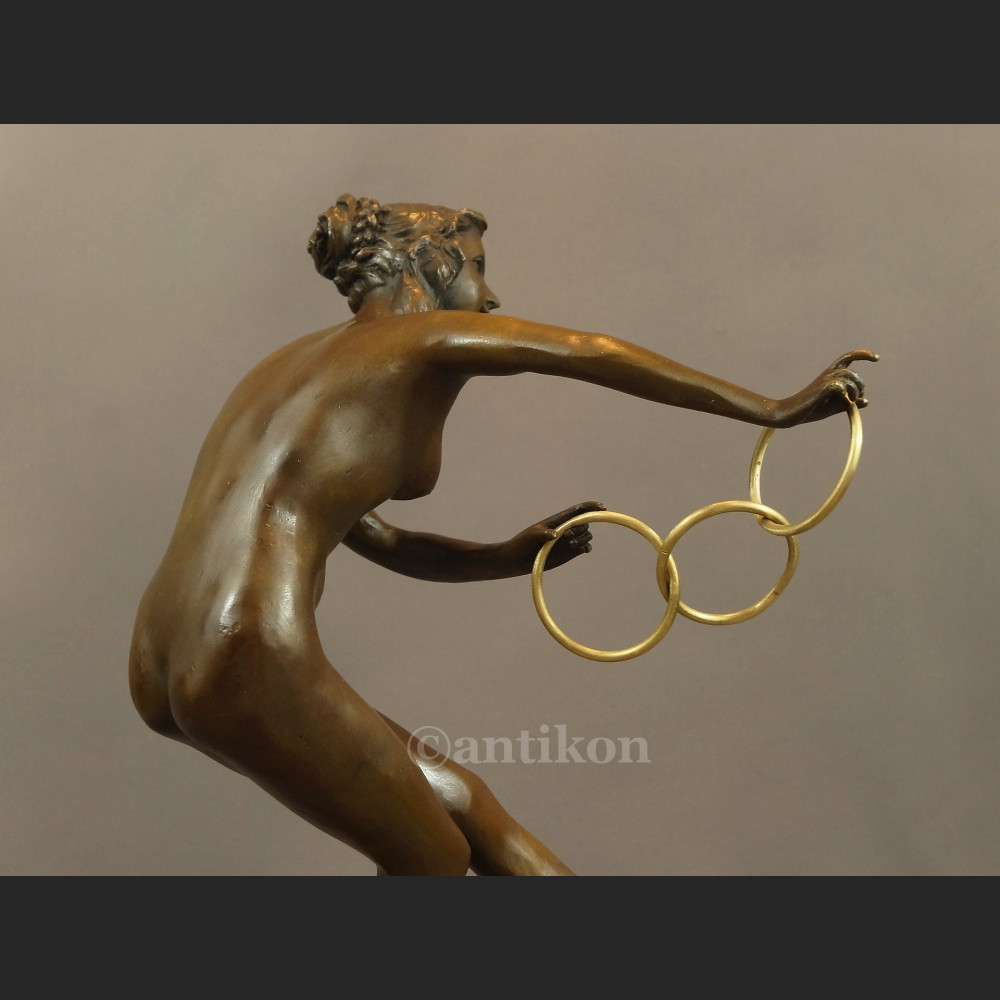 Rzeźba z brązu duża Tanceka z obręczami