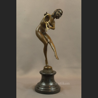 Rzeźba z brązu duża Tanceka z obręczami