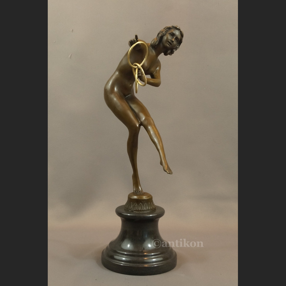 Rzeźba z brązu duża Tanceka z obręczami