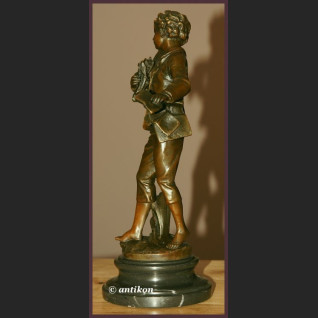 Uroczy chłopiec mały marzyciel sygnowana rzeźba z brązu