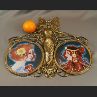 Secesyjna figura taca rzeźba z aniołem 