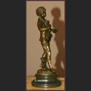 Uroczy chłopiec mały marzyciel sygnowana rzeźba z brązu