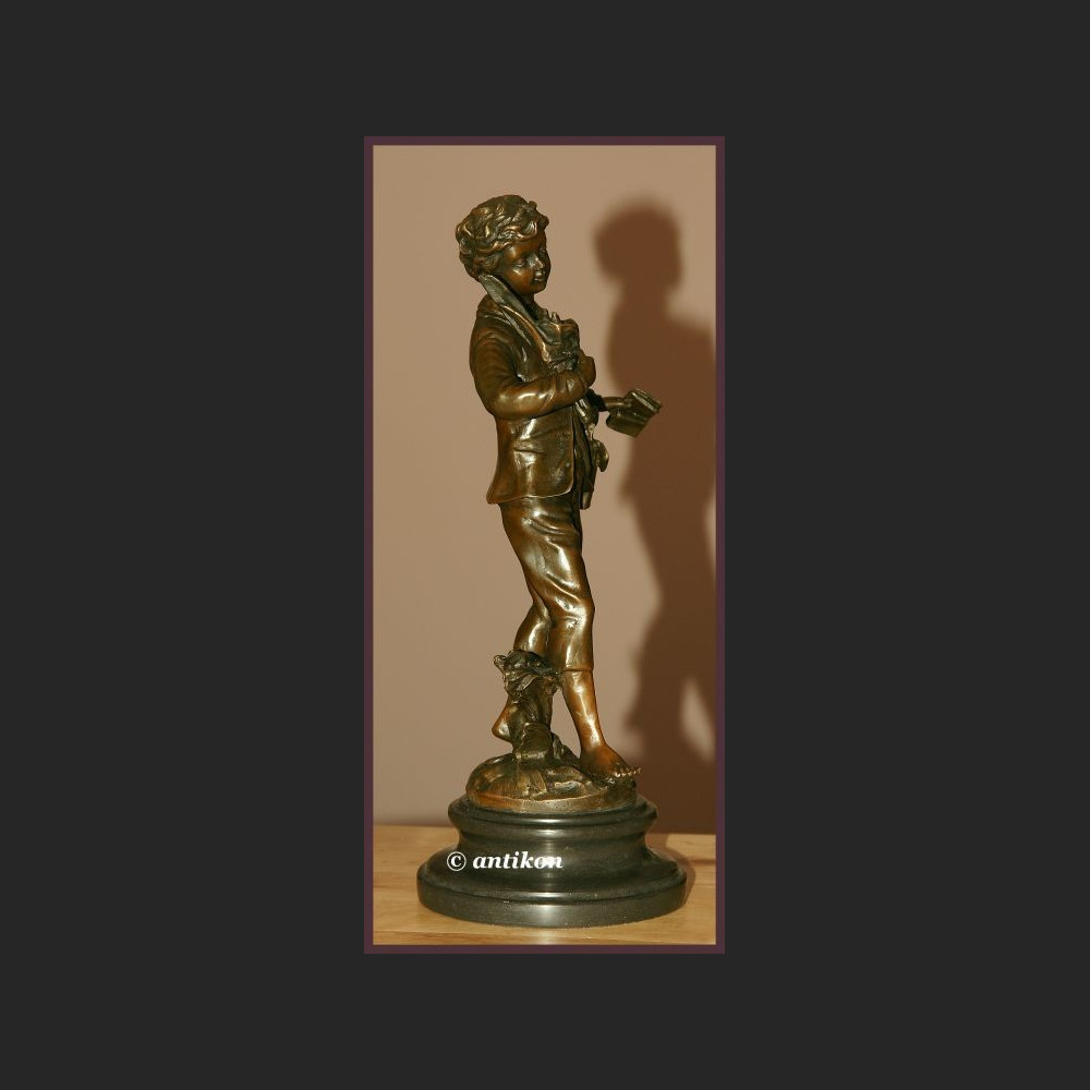 Uroczy chłopiec mały marzyciel sygnowana rzeźba z brązu