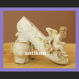 Porcelanowe pantofelki zachwycająca figurka z porcelany Porcelanowe pantofelki zachwycająca figurka z porcelany
