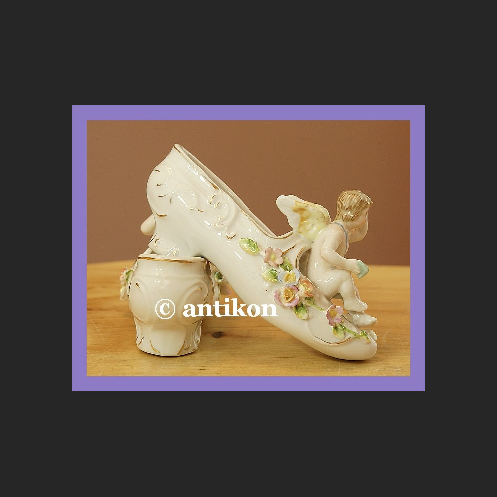 Porcelanowe pantofelki zachwycająca figurka z porcelany Porcelanowe pantofelki zachwycająca figurka z porcelany