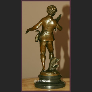 Uroczy chłopiec mały marzyciel sygnowana rzeźba z brązu