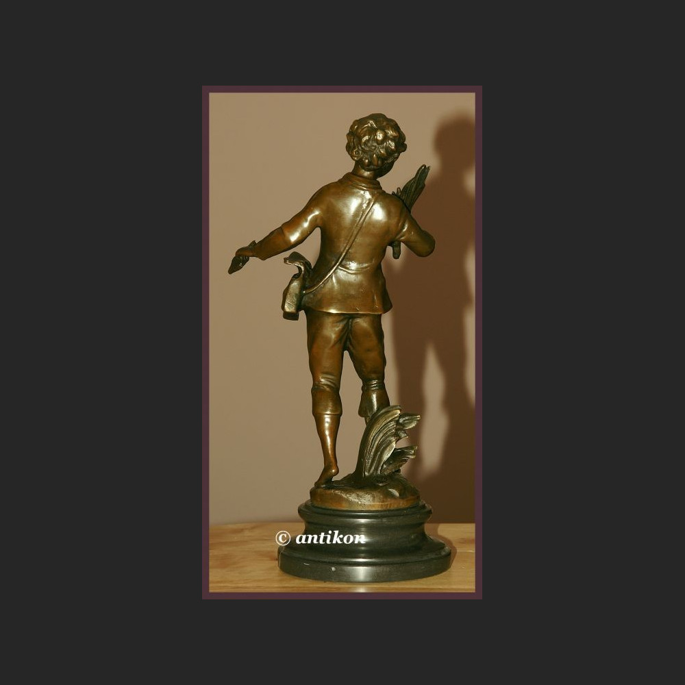 Uroczy chłopiec mały marzyciel sygnowana rzeźba z brązu