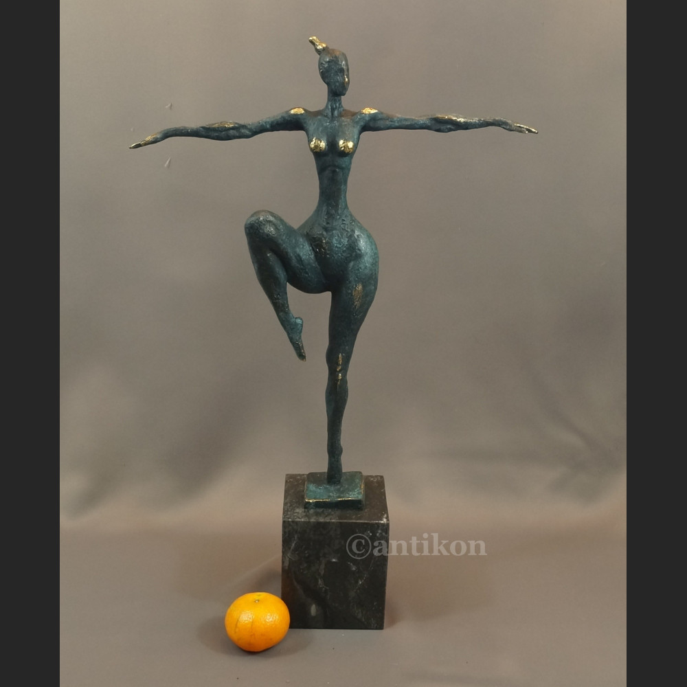 Rzeźba modernistyczna z brązu Królowa Tańca 