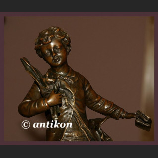 Uroczy chłopiec mały marzyciel sygnowana rzeźba z brązu