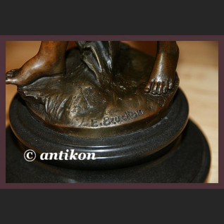 Uroczy chłopiec mały marzyciel sygnowana rzeźba z brązu