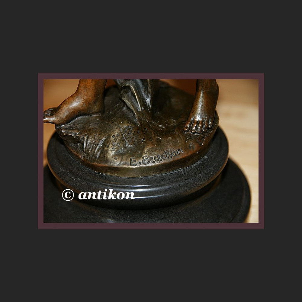 Uroczy chłopiec mały marzyciel sygnowana rzeźba z brązu