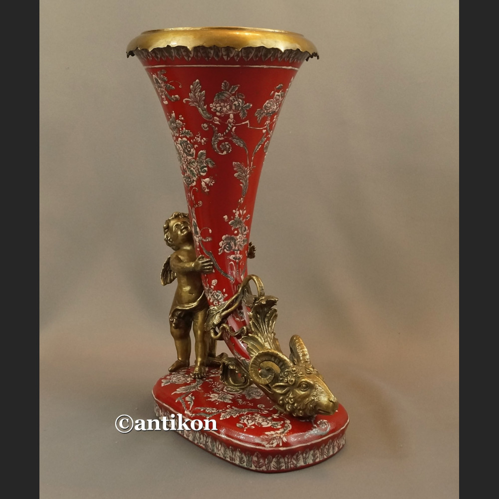 Róg obfitości w barokowym stylu 