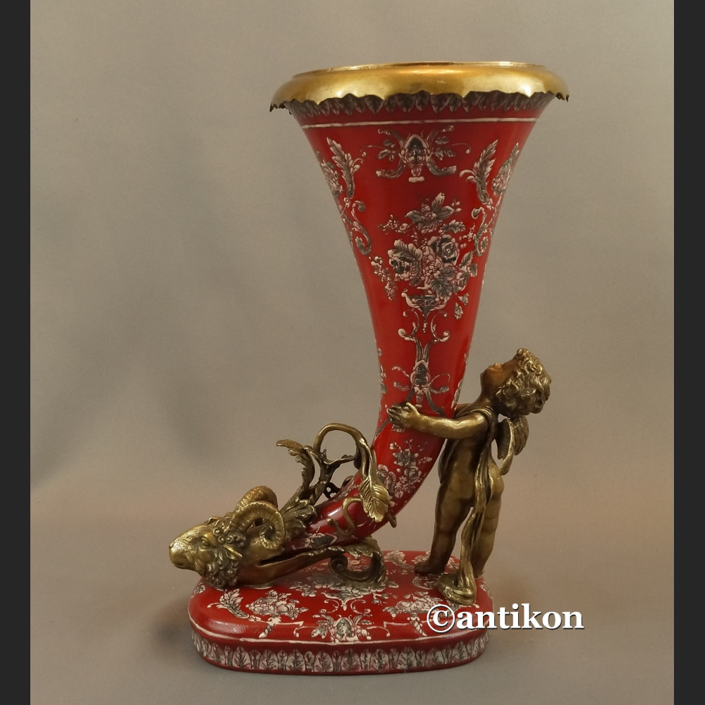 Róg obfitości w barokowym stylu 