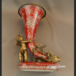 Róg obfitości w barokowym stylu 