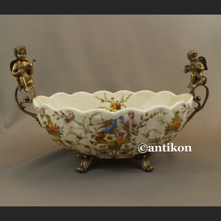 Porcelanowa patera z figurami muzykujące aniołki Porcelanowa patera z figurami muzykujące aniołki