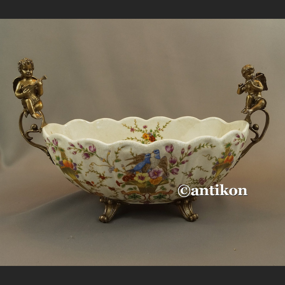 Porcelanowa patera z figurami muzykujące aniołki Porcelanowa patera z figurami muzykujące aniołki