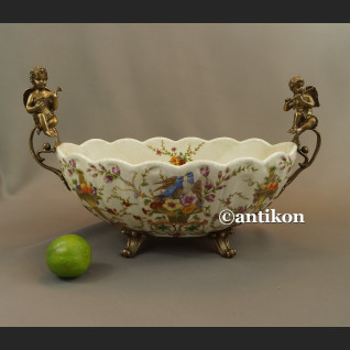 Porcelanowa patera z figurami muzykujące aniołki Porcelanowa patera z figurami muzykujące aniołki