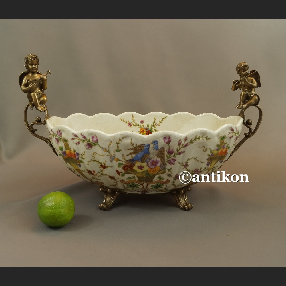 Porcelanowa patera z figurami muzykujące aniołki Porcelanowa patera z figurami muzykujące aniołki