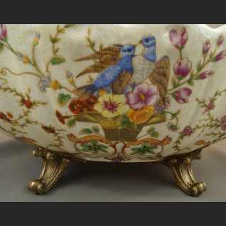 Porcelanowa patera z figurami muzykujące aniołki Porcelanowa patera z figurami muzykujące aniołki