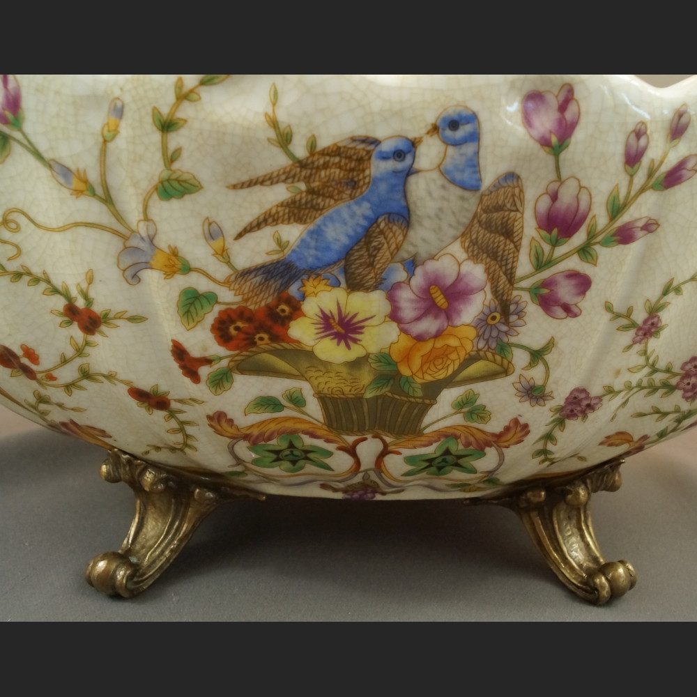 Porcelanowa patera z figurami muzykujące aniołki Porcelanowa patera z figurami muzykujące aniołki