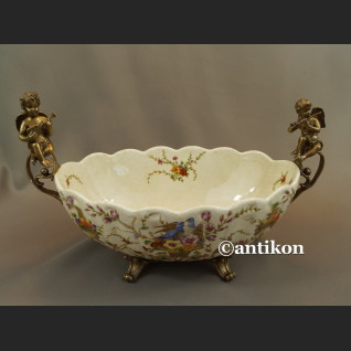 Porcelanowa patera z figurami muzykujące aniołki Porcelanowa patera z figurami muzykujące aniołki