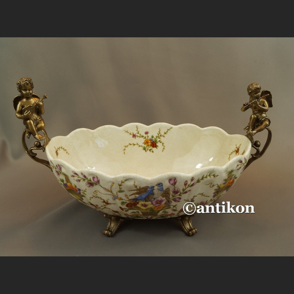 Porcelanowa patera z figurami muzykujące aniołki Porcelanowa patera z figurami muzykujące aniołki