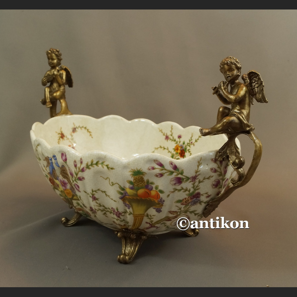 Porcelanowa patera z figurami muzykujące aniołki Porcelanowa patera z figurami muzykujące aniołki