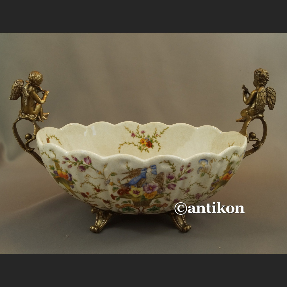 Porcelanowa patera z figurami muzykujące aniołki Porcelanowa patera z figurami muzykujące aniołki