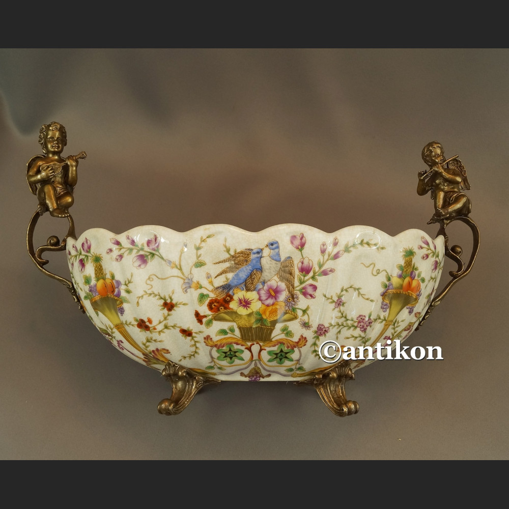 Porcelanowa patera z figurami muzykujące aniołki Porcelanowa patera z figurami muzykujące aniołki
