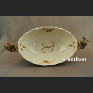 Porcelanowa patera z figurami muzykujące aniołki Porcelanowa patera z figurami muzykujące aniołki
