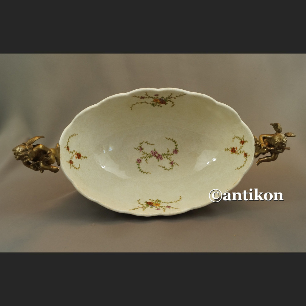 Porcelanowa patera z figurami muzykujące aniołki Porcelanowa patera z figurami muzykujące aniołki