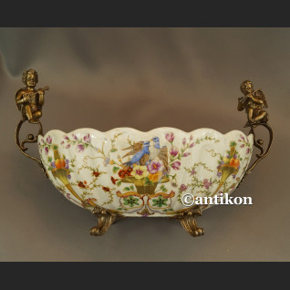 Porcelanowa patera z figurami muzykujące aniołki
