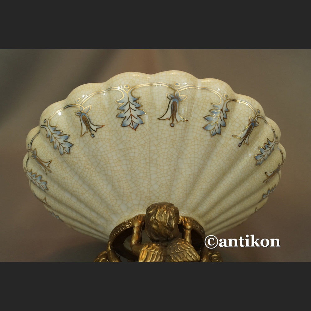 Patera z aniołami porcelana okuta brązem Patera z aniołami porcelana okuta brązem