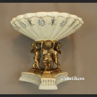 Patera z aniołami porcelana okuta brązem Patera z aniołami porcelana okuta brązem
