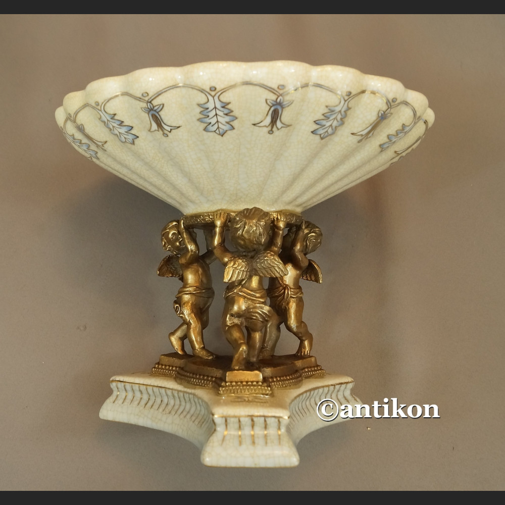 Patera z aniołami porcelana okuta brązem Patera z aniołami porcelana okuta brązem