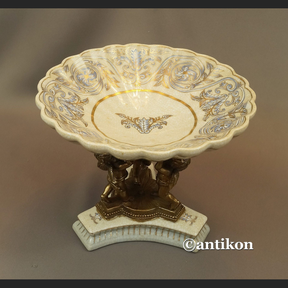 Patera z aniołami porcelana okuta brązem Patera z aniołami porcelana okuta brązem