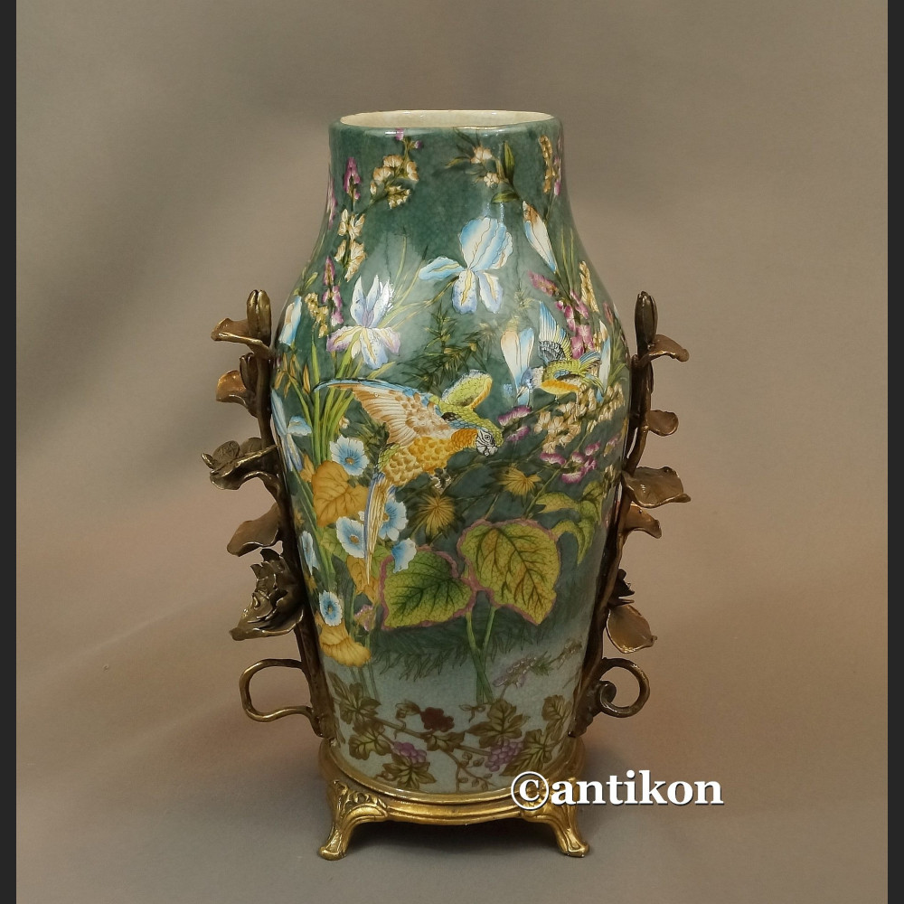 Wazon secesyjny z nenufarami Wazon secesyjny z nenufarami