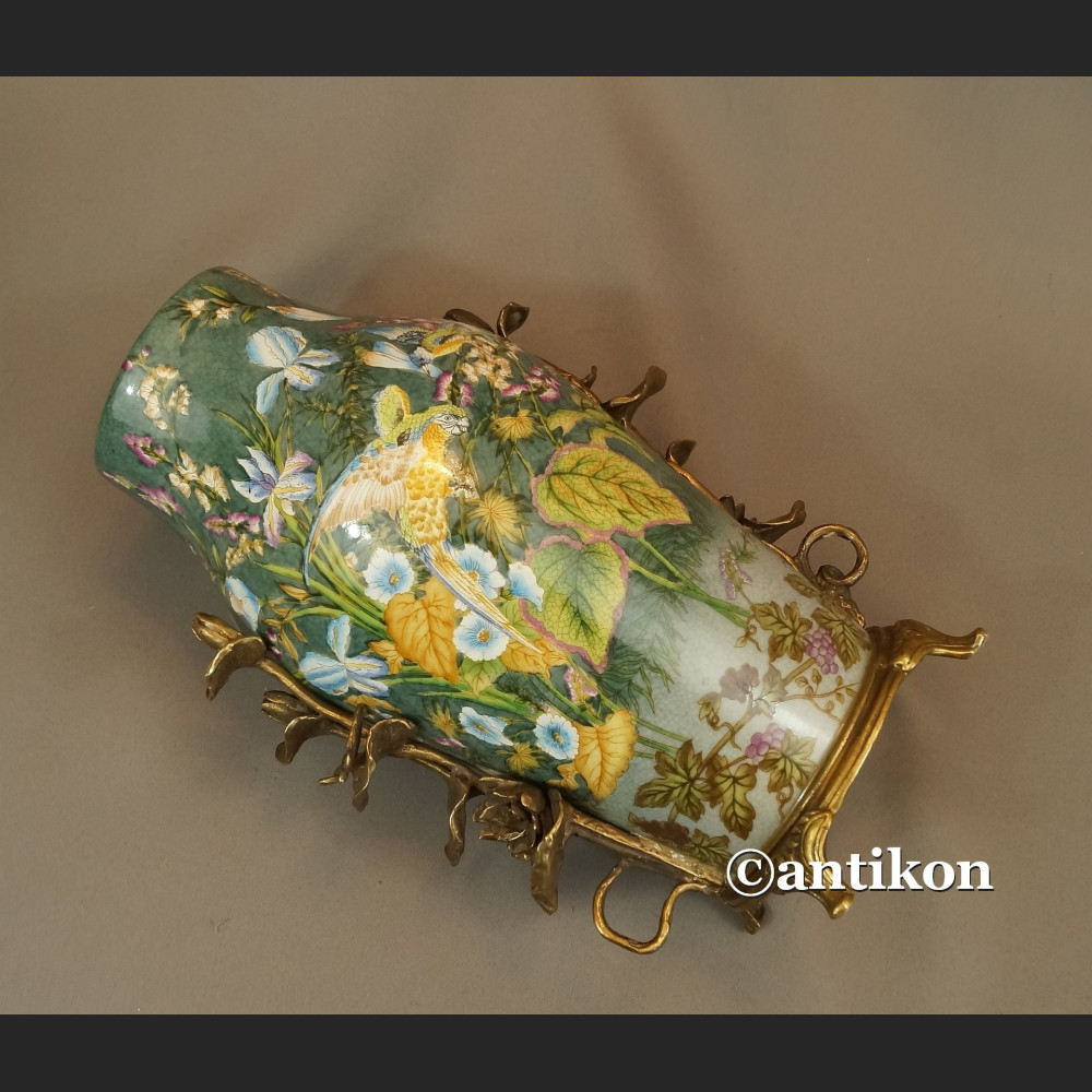 Wazon secesyjny z nenufarami Wazon secesyjny z nenufarami