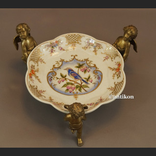 Patera  porcelanowa z aniołami w brązie 