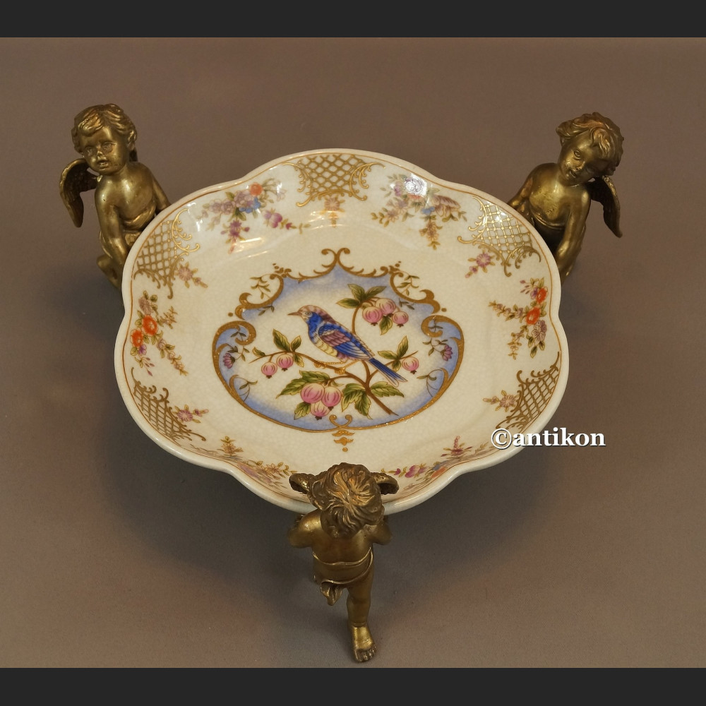Patera  porcelanowa z aniołami w brązie 