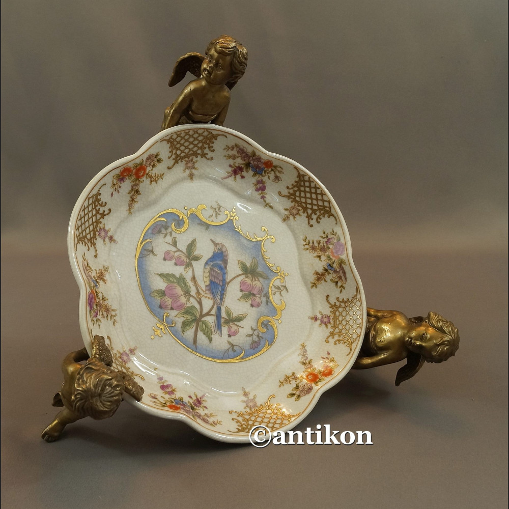 Patera  porcelanowa z aniołami w brązie 