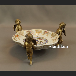 Patera  porcelanowa z aniołami w brązie 
