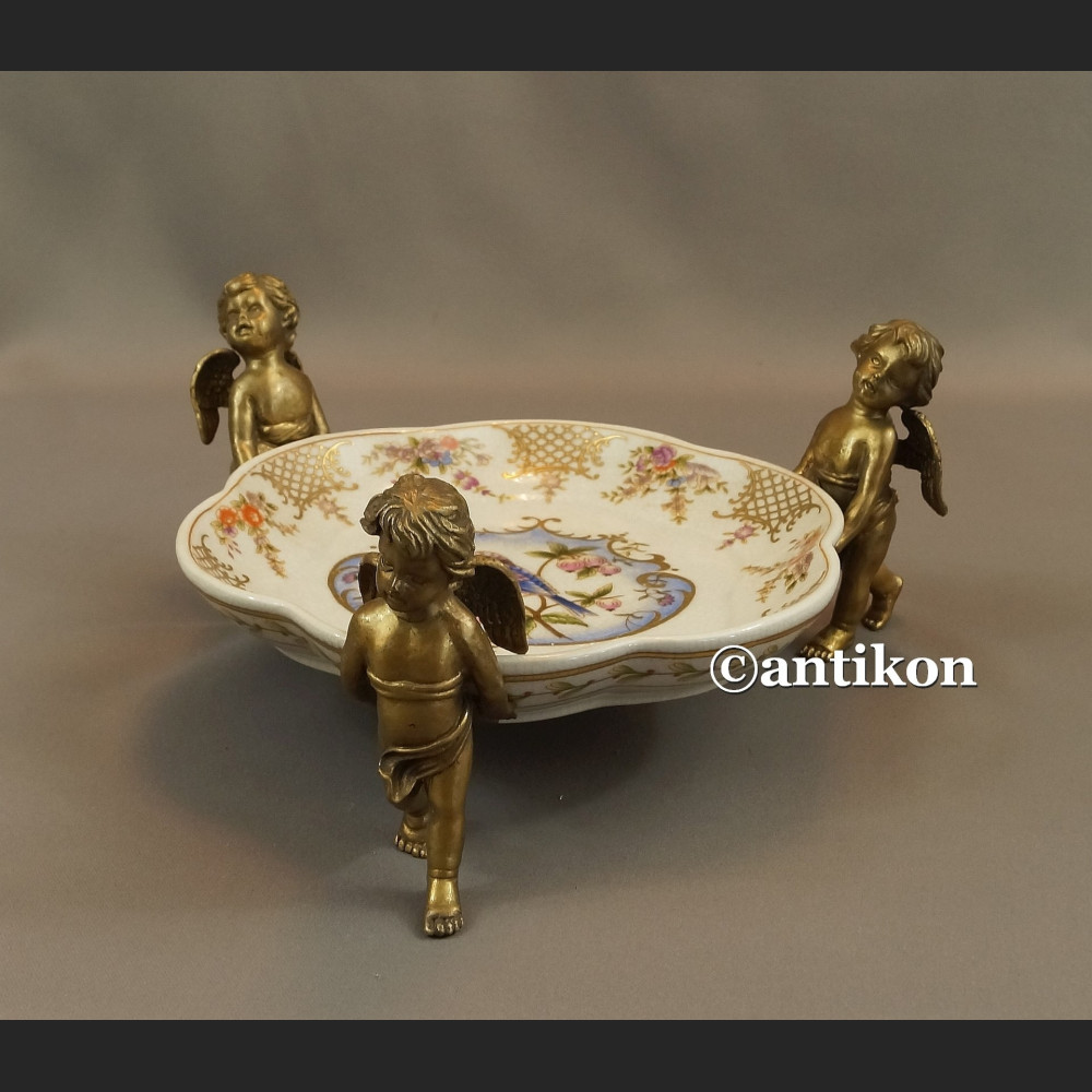 Patera  porcelanowa z aniołami w brązie 