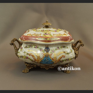 Porcelanowa szkatuła w pałacowym stylu 
