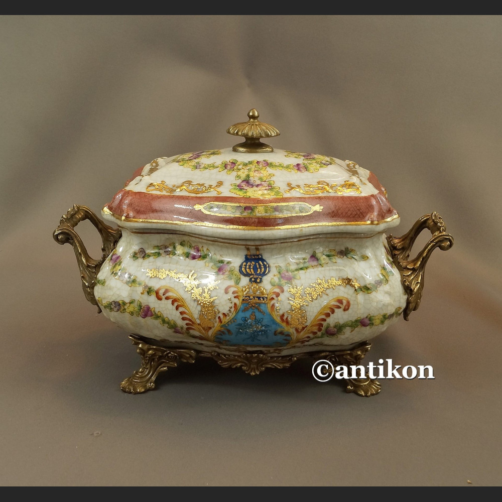 Porcelanowa szkatuła w pałacowym stylu 